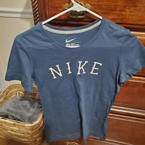 Set of 2 Nike women's tshirts size small excellent condition